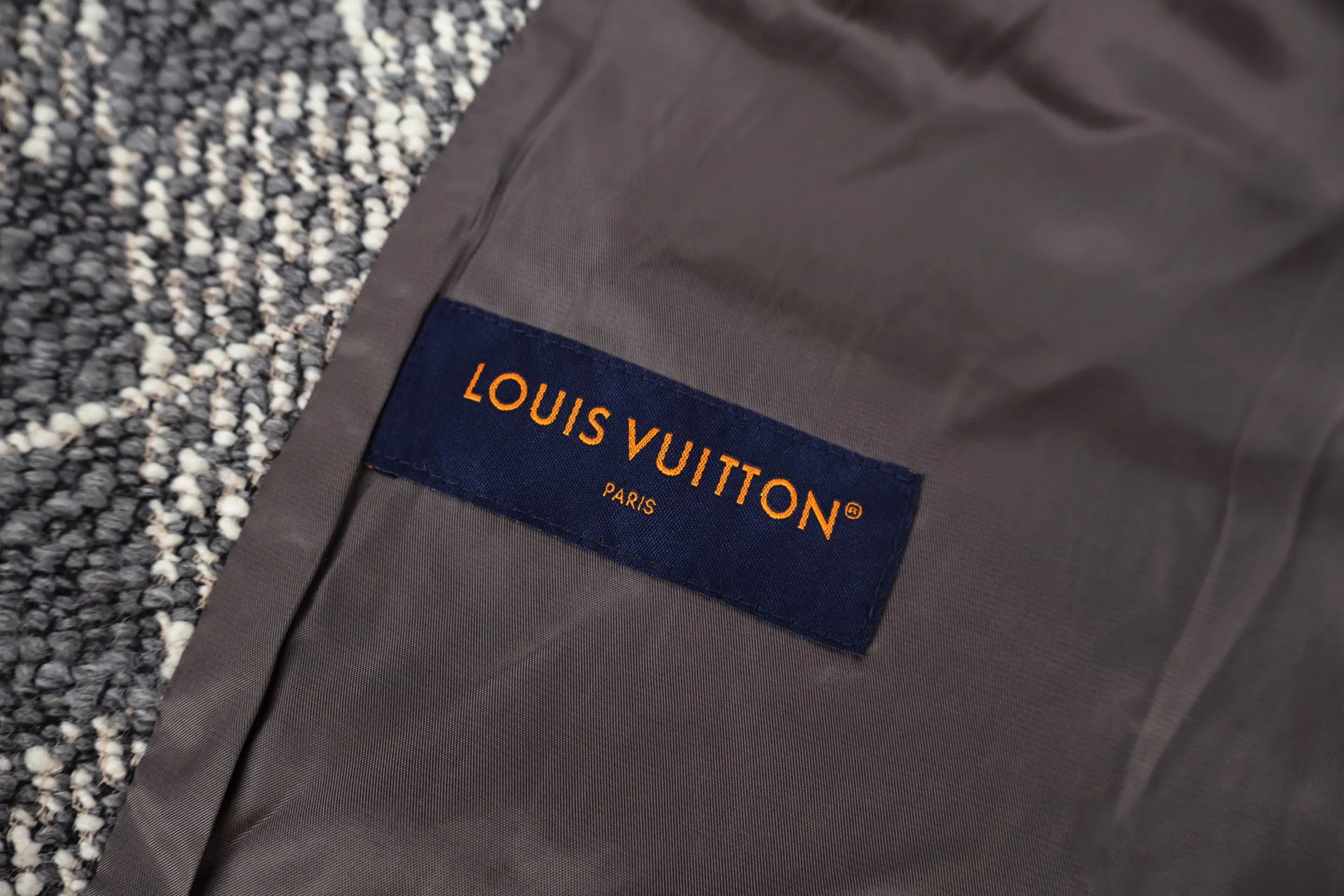 🅿️1500 1v 25SS rhombus collarless small fragrant style jacket. The original version was purchased and developed for 45,000. It is made of 80% wool blended 20% nylon batch woven rhombus pattern gray fabric. This collarless jacket is a new chapter in Louis Vuitton tailoring. Bouquet jacquard reconstructs the traditional Damier pattern, giving it a visual effect like an Argyle pattern. Pearlescent buttons and Marque L.Vuitton Déposée logo embroidery. The interior is made of custom-woven gray checkerboard cupro fiber lining, which is comfortable, skin-friendly and breathable. Size:46-48-50-52